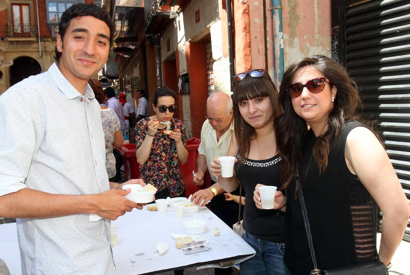 Los logroñeses disfrutan de las degustaciones, un clásico de las fiestas