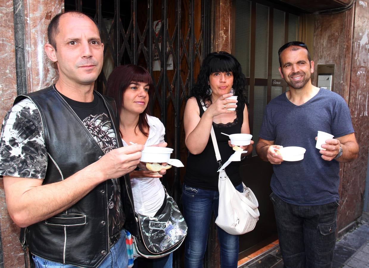 Los logroñeses disfrutan de las degustaciones, un clásico de las fiestas