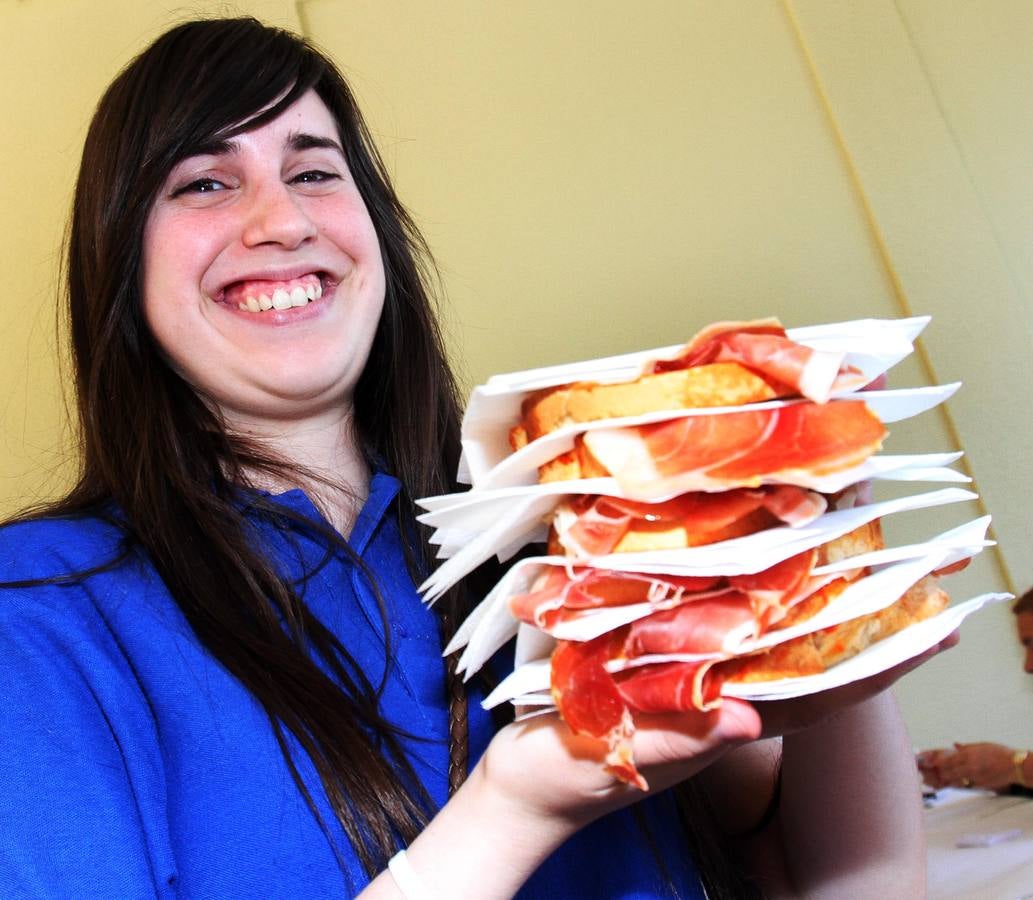 Los logroñeses disfrutan de las degustaciones, un clásico de las fiestas