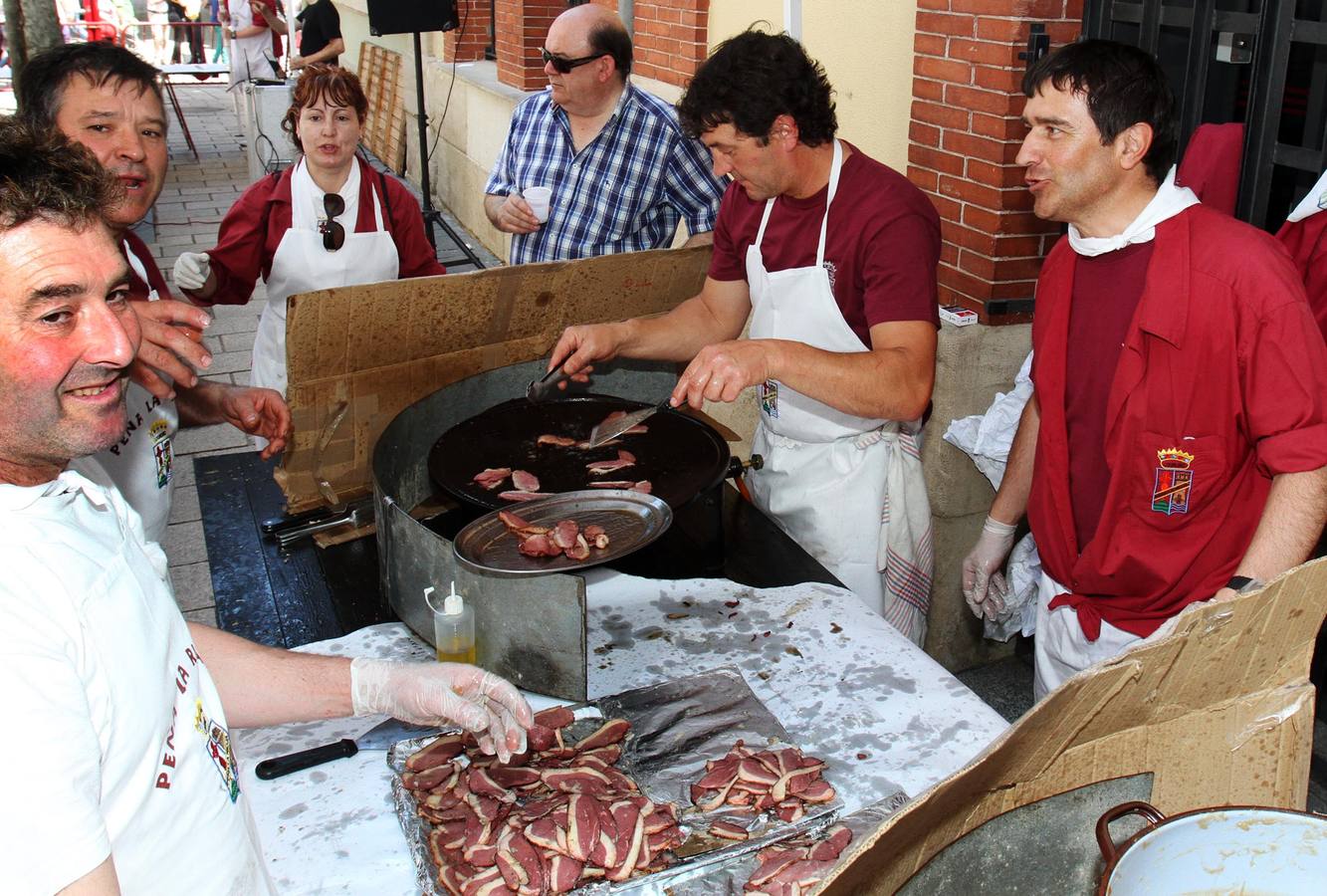 Los logroñeses disfrutan de las degustaciones, un clásico de las fiestas