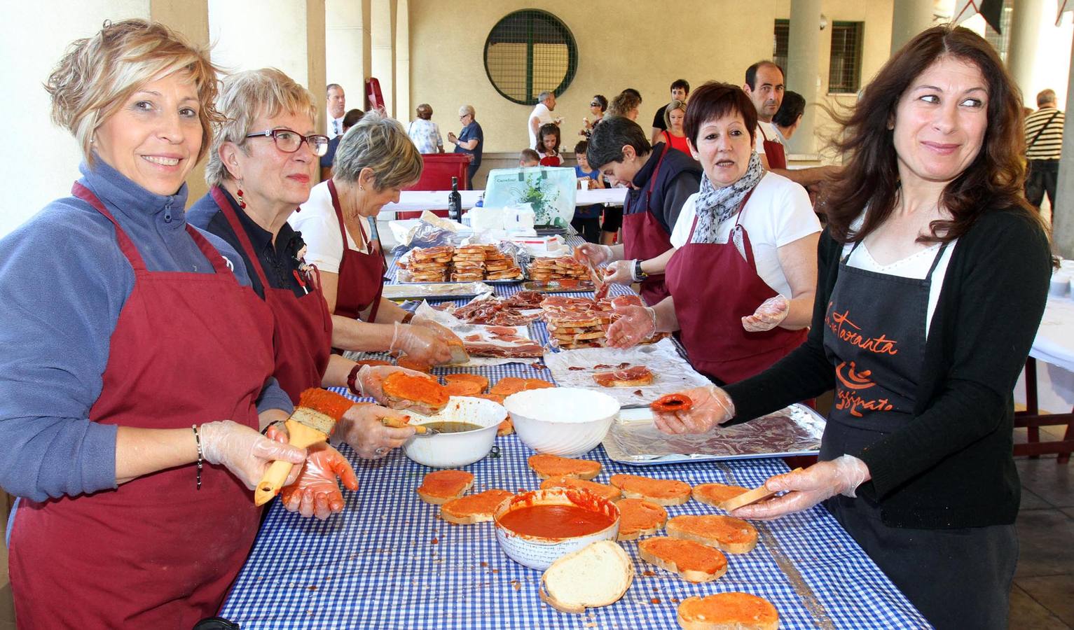 Los logroñeses disfrutan de las degustaciones, un clásico de las fiestas
