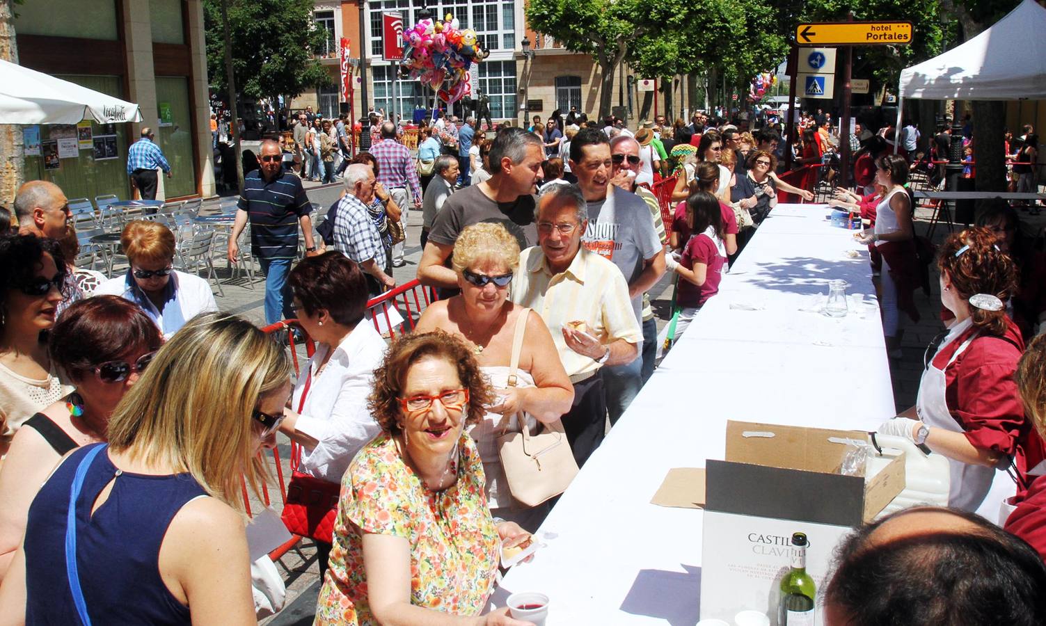 Los logroñeses disfrutan de las degustaciones, un clásico de las fiestas