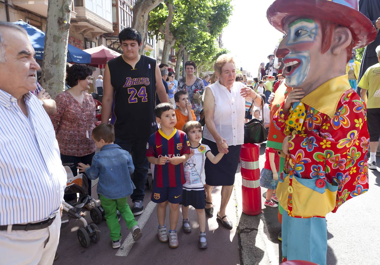 Los gigantes y cabezudos recorren el centro de Logroño