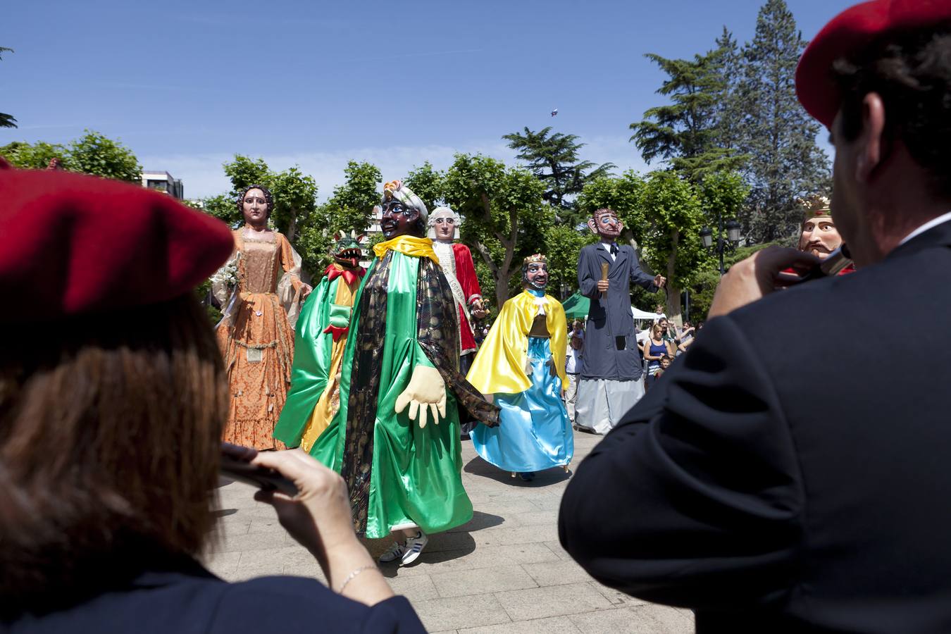 Los gigantes y cabezudos recorren el centro de Logroño