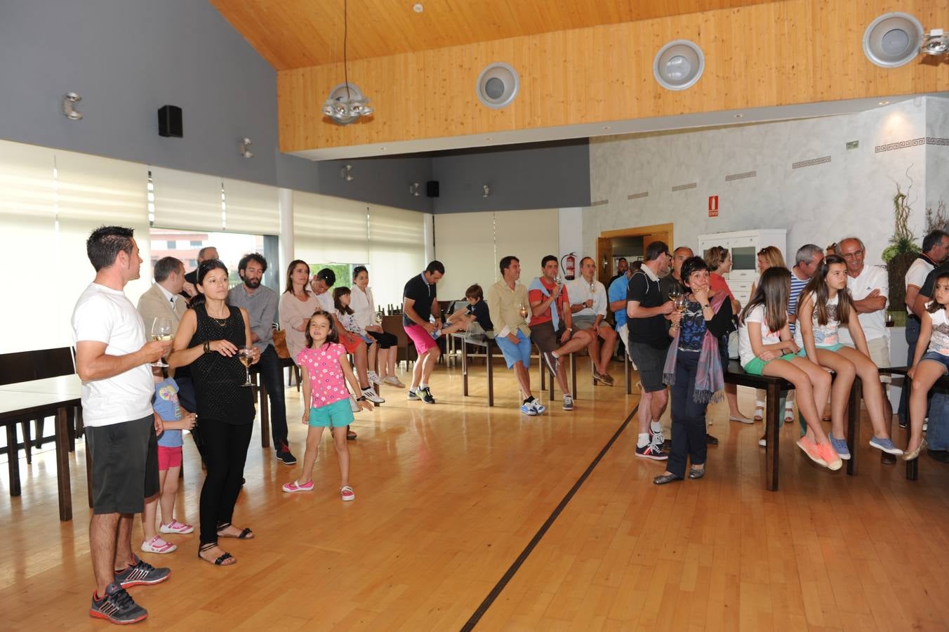 El público disfrutó una copa de vino al final del Torneo Marqués de Riscal