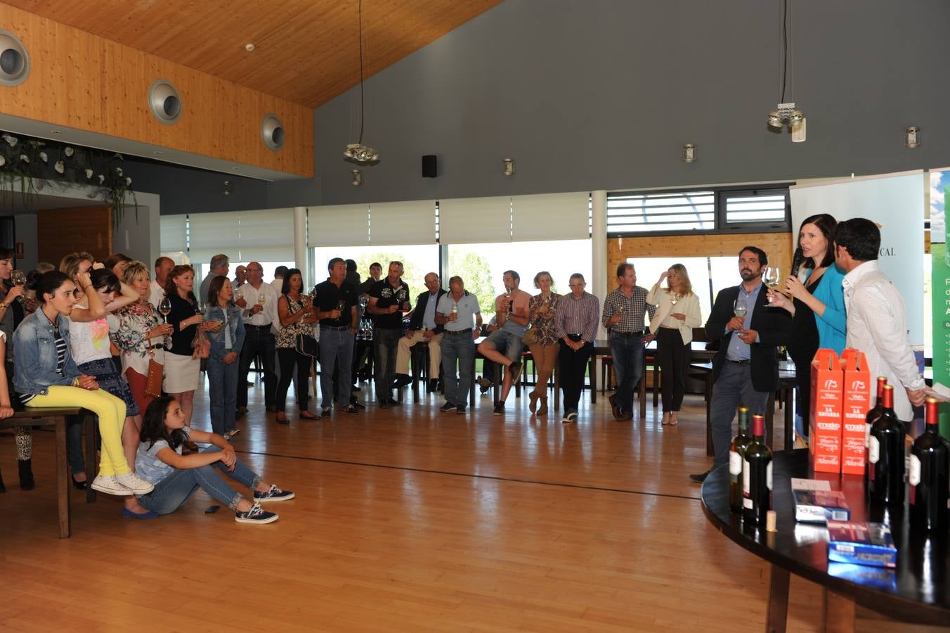 El público disfrutó una copa de vino al final del Torneo Marqués de Riscal