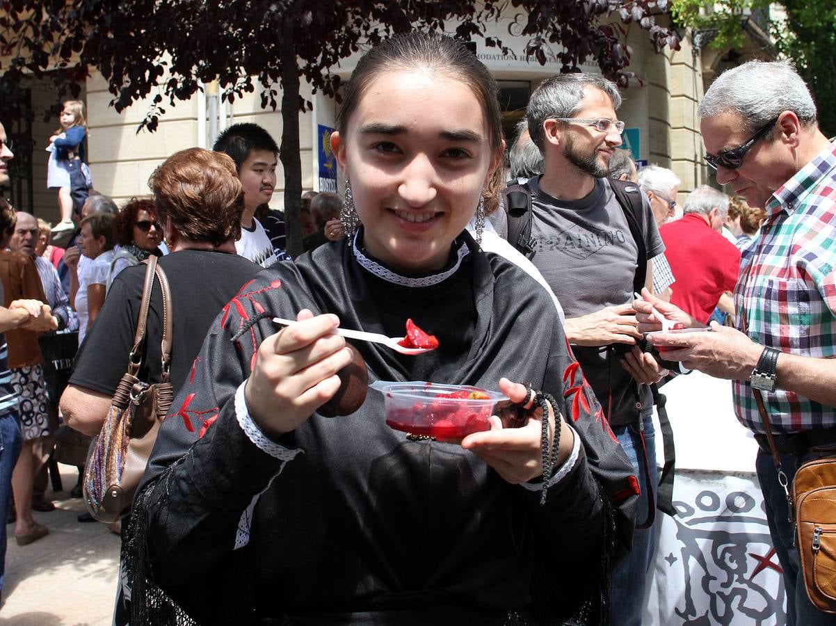 Degustación de fresas con vino en la calle Juan Lobo