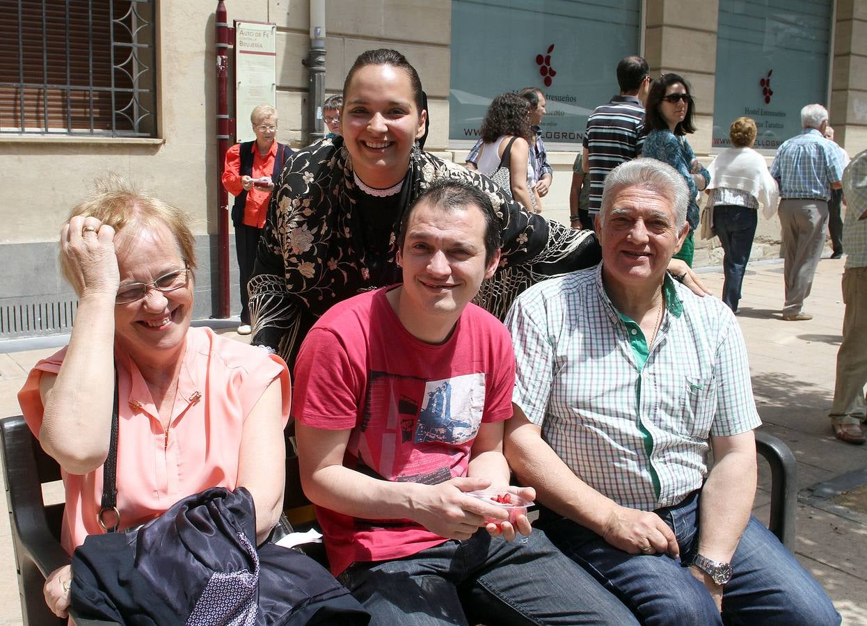 Degustación de fresas con vino en la calle Juan Lobo