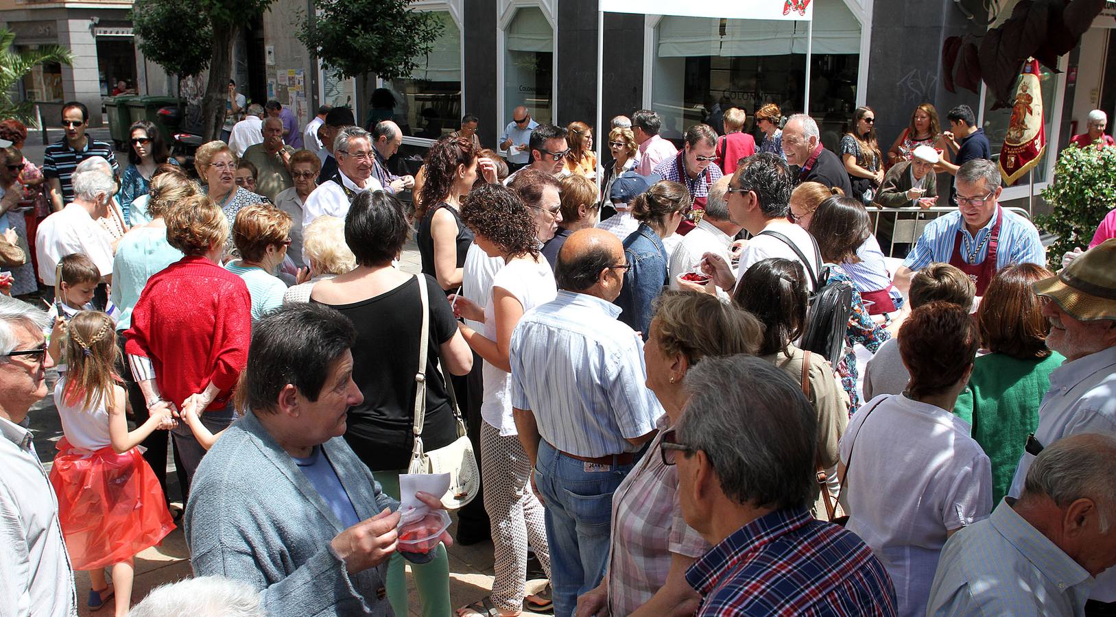 Degustación de fresas con vino en la calle Juan Lobo