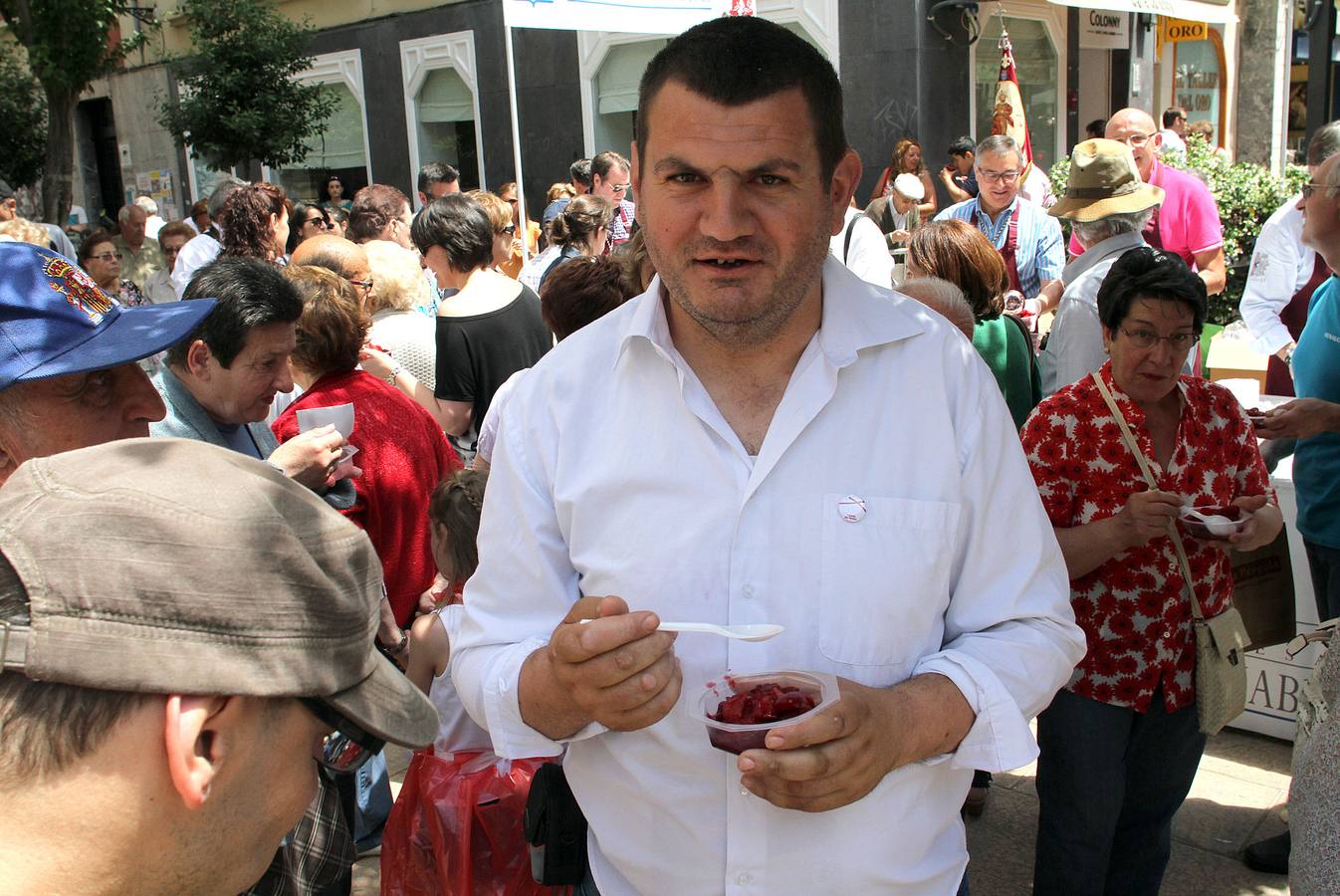 Degustación de fresas con vino en la calle Juan Lobo