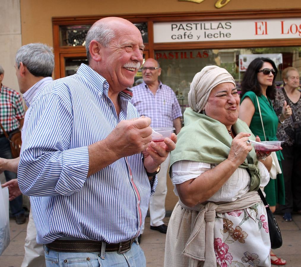 Degustación de fresas con vino en la calle Juan Lobo