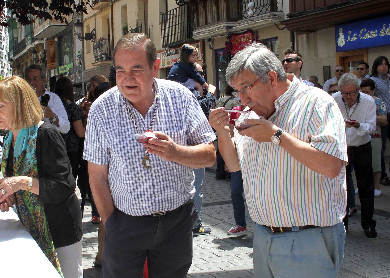 Degustación de fresas con vino en la calle Juan Lobo