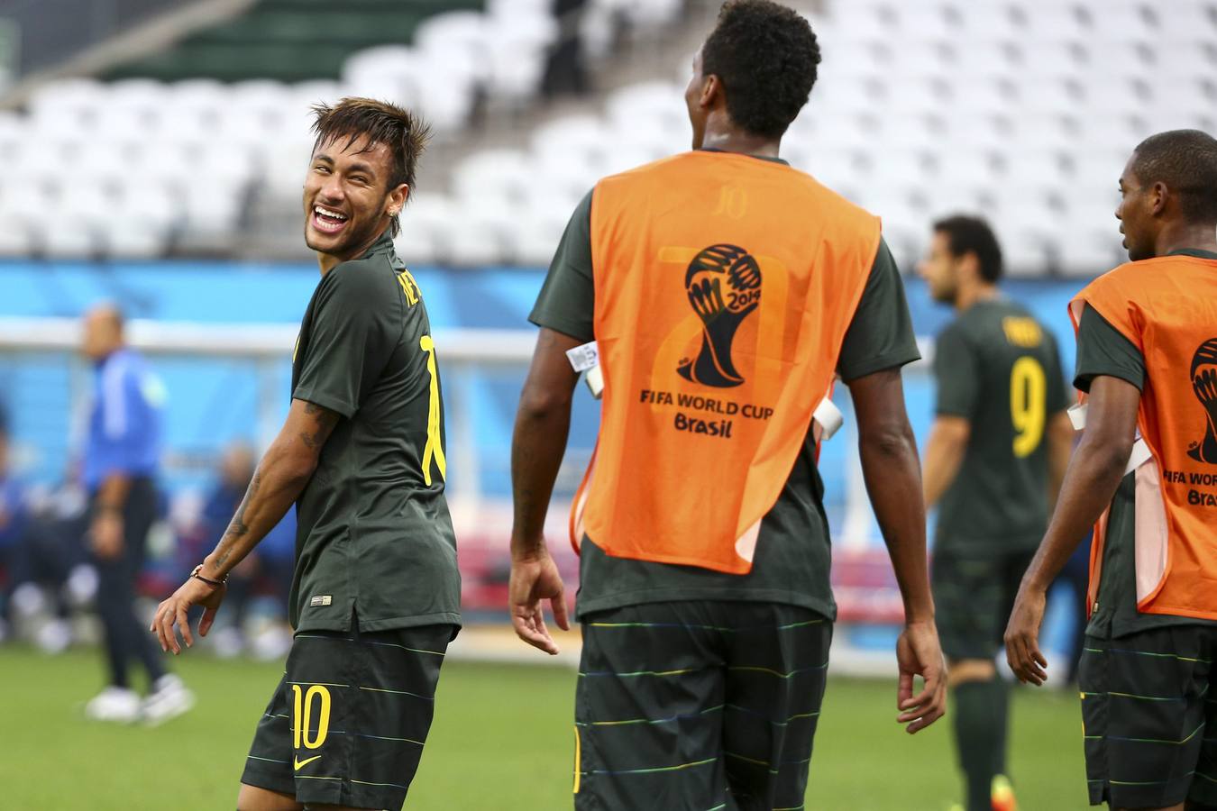 Neymar sonríe. Buenos y divertidos momentos durante la sesión