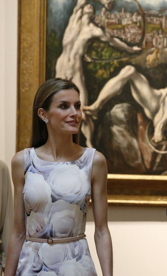Primer acto en solitario de la reina Letizia. Doña Letizia optó por un vestido sin mangas y hasta la rodilla de motivos florales en tonos malva, blanco y nude y un cinturón a juego.