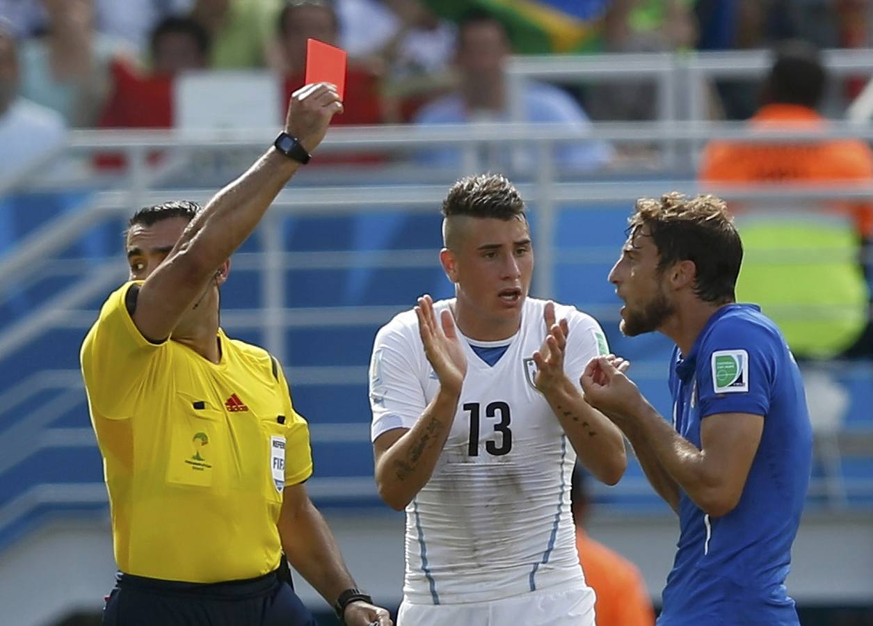 El árbitro muestra la roja a Marchisio.