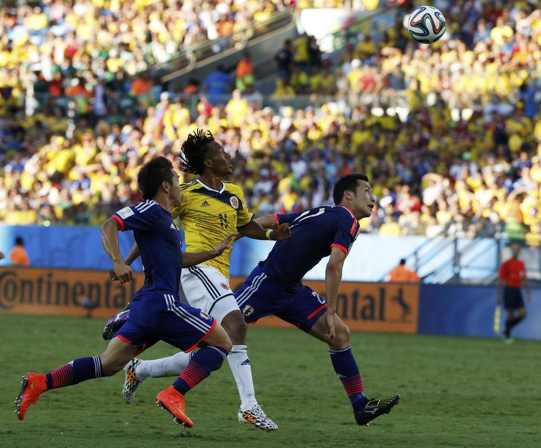 Cuadrado busca el remate entre dos jugadores nipones.