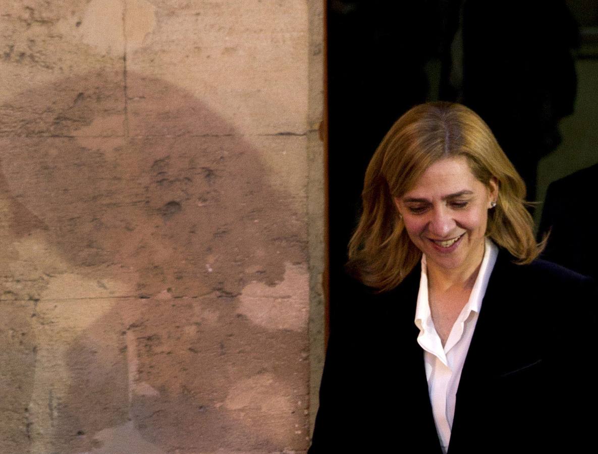 La infanta Cristina cabizbaja a su salida de los juzgados de Palma de Mallorca, tras declarar como imputada por el 'caso Nóos'.