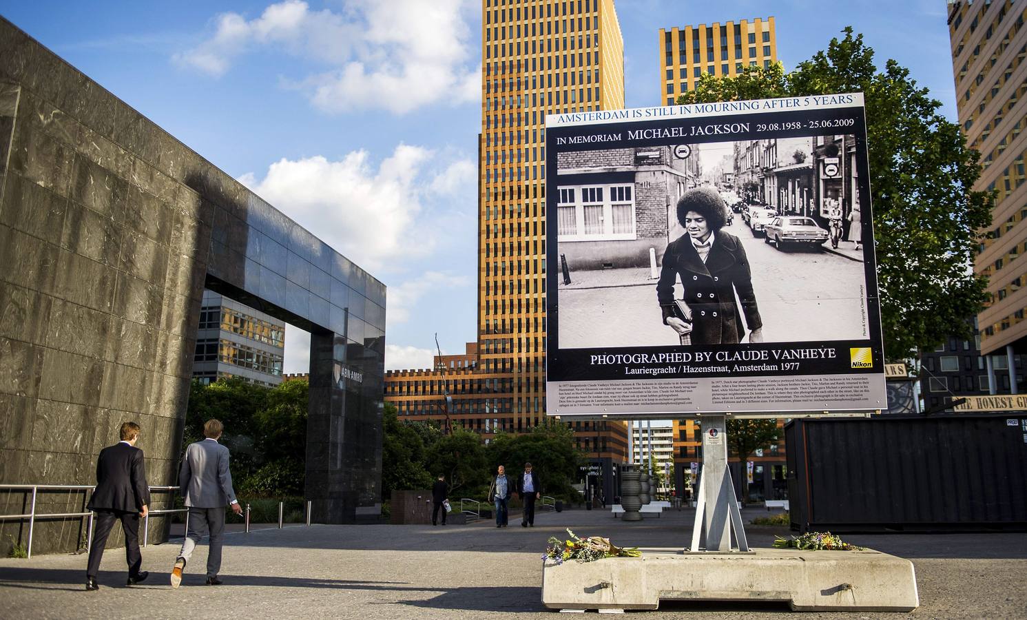 Miles de flores y mensajes para recordar a Michael Jackson