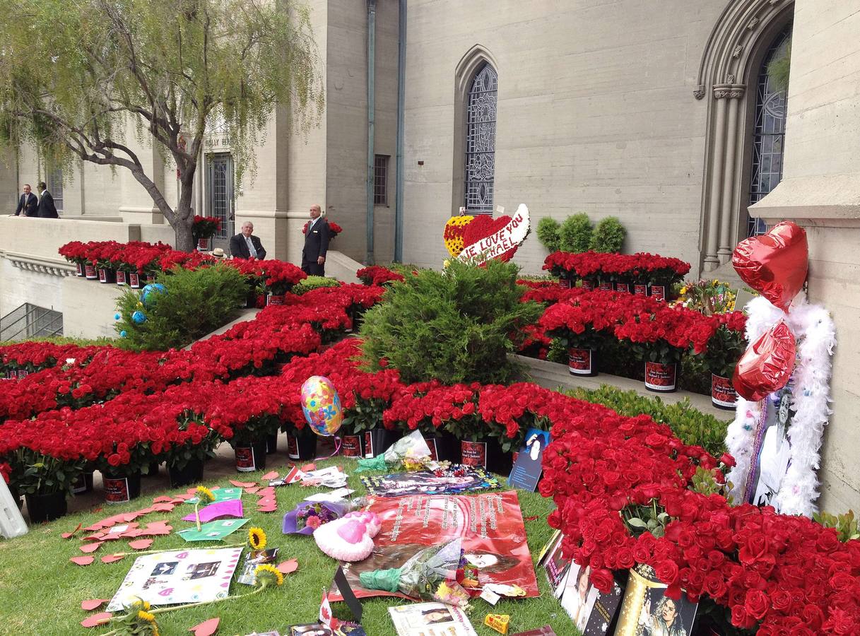 Miles de flores y mensajes para recordar a Michael Jackson