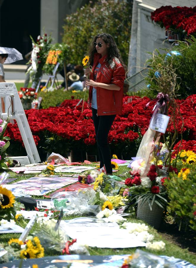 Miles de flores y mensajes para recordar a Michael Jackson