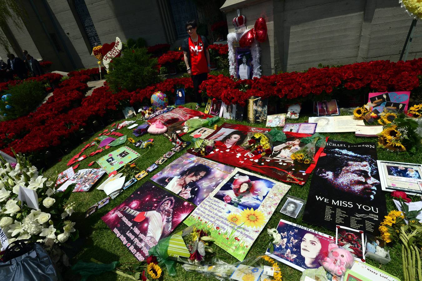 Miles de flores y mensajes para recordar a Michael Jackson