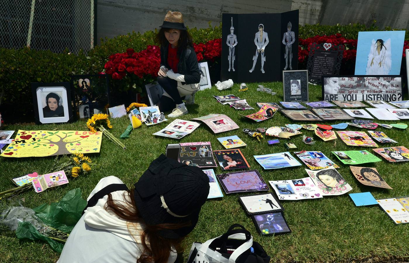 Miles de flores y mensajes para recordar a Michael Jackson