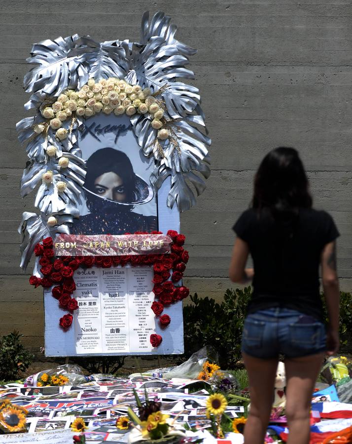 Miles de flores y mensajes para recordar a Michael Jackson