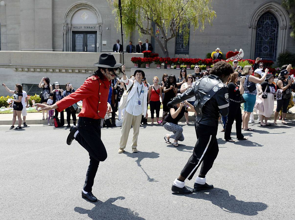 Miles de flores y mensajes para recordar a Michael Jackson