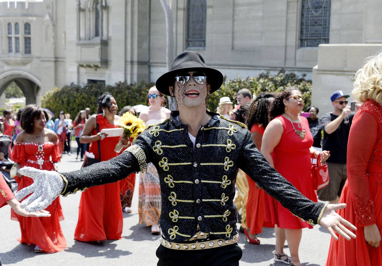 Miles de flores y mensajes para recordar a Michael Jackson