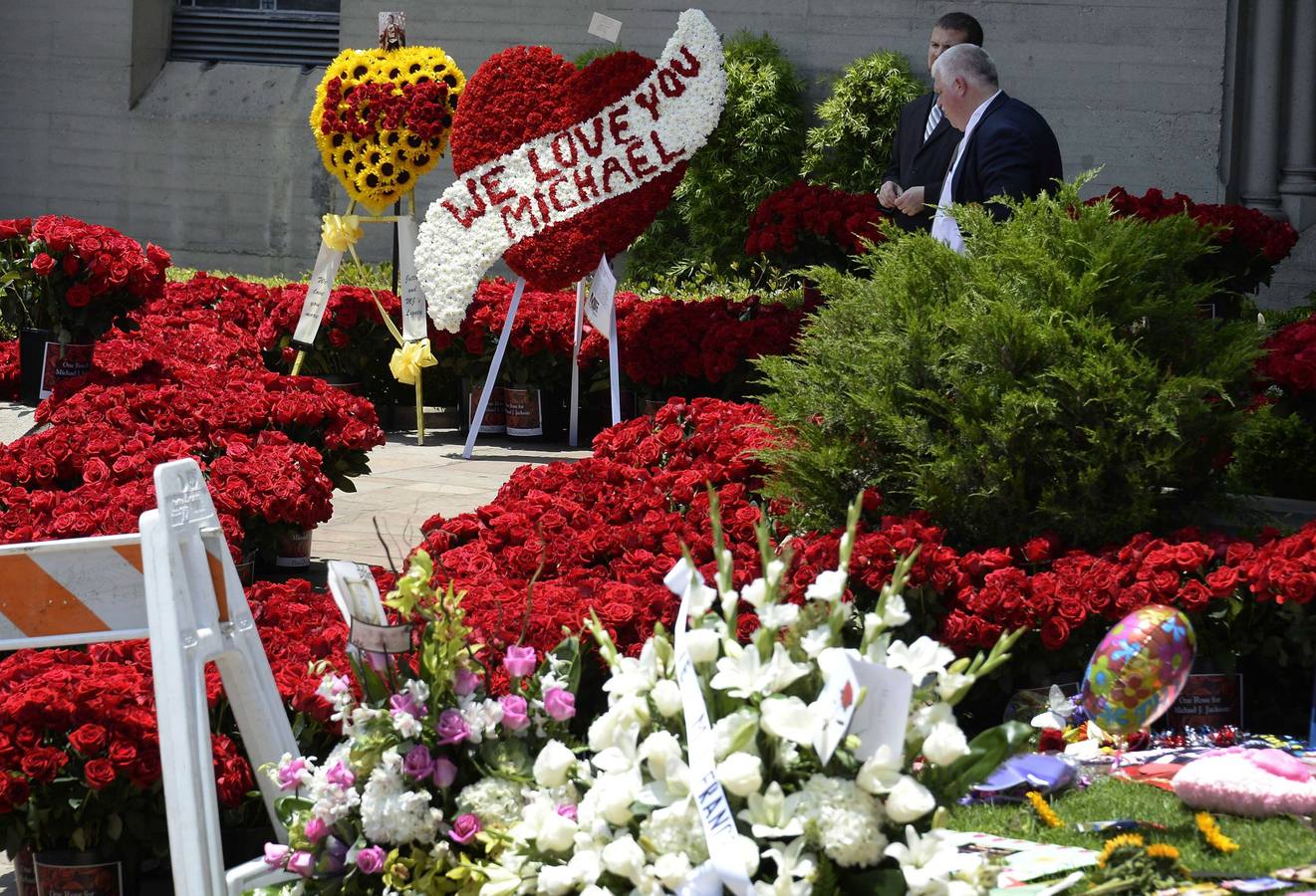 Miles de flores y mensajes para recordar a Michael Jackson