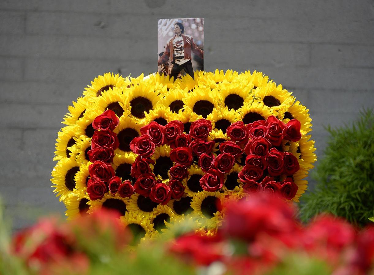 Miles de flores y mensajes para recordar a Michael Jackson