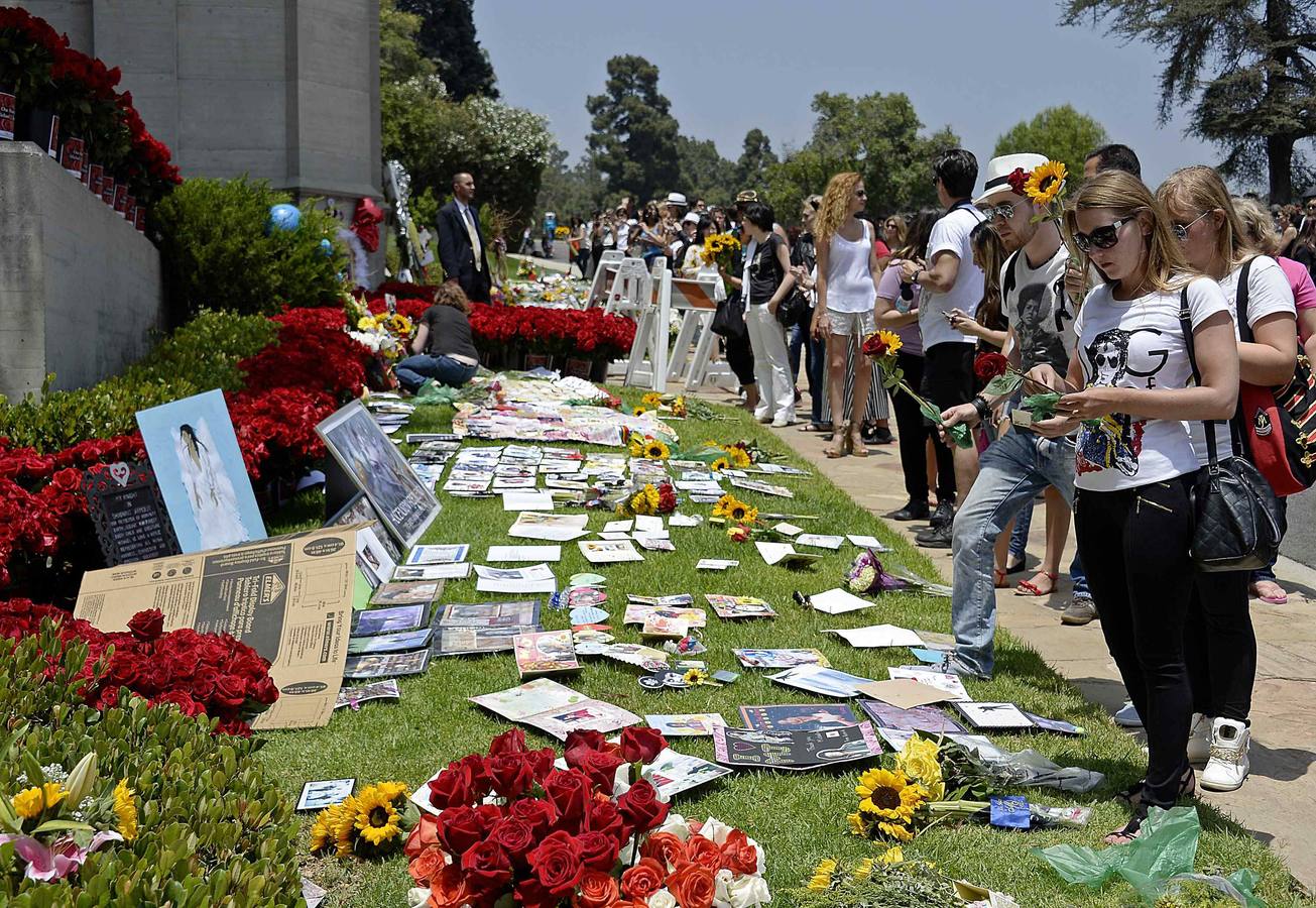 Miles de flores y mensajes para recordar a Michael Jackson