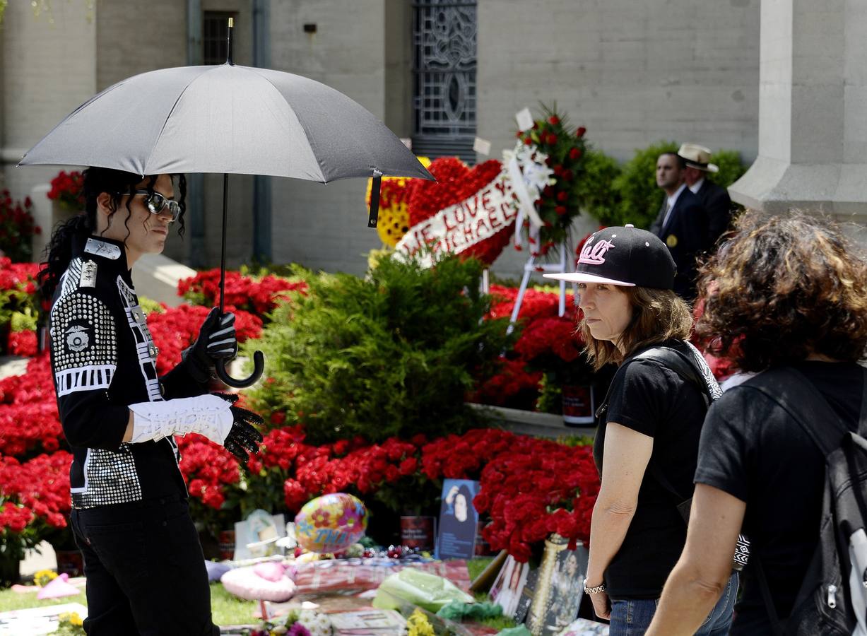 Miles de flores y mensajes para recordar a Michael Jackson