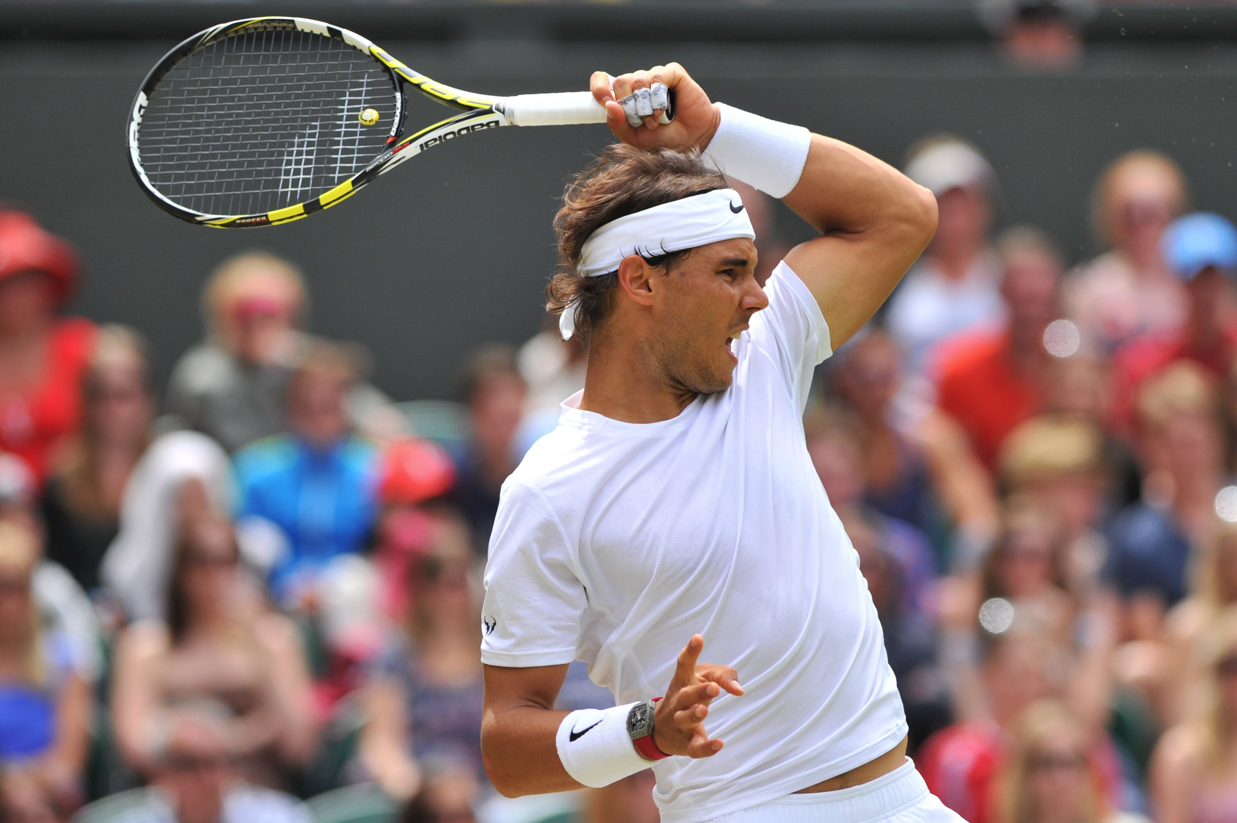 Nadal efectúa un golpe de derecha.