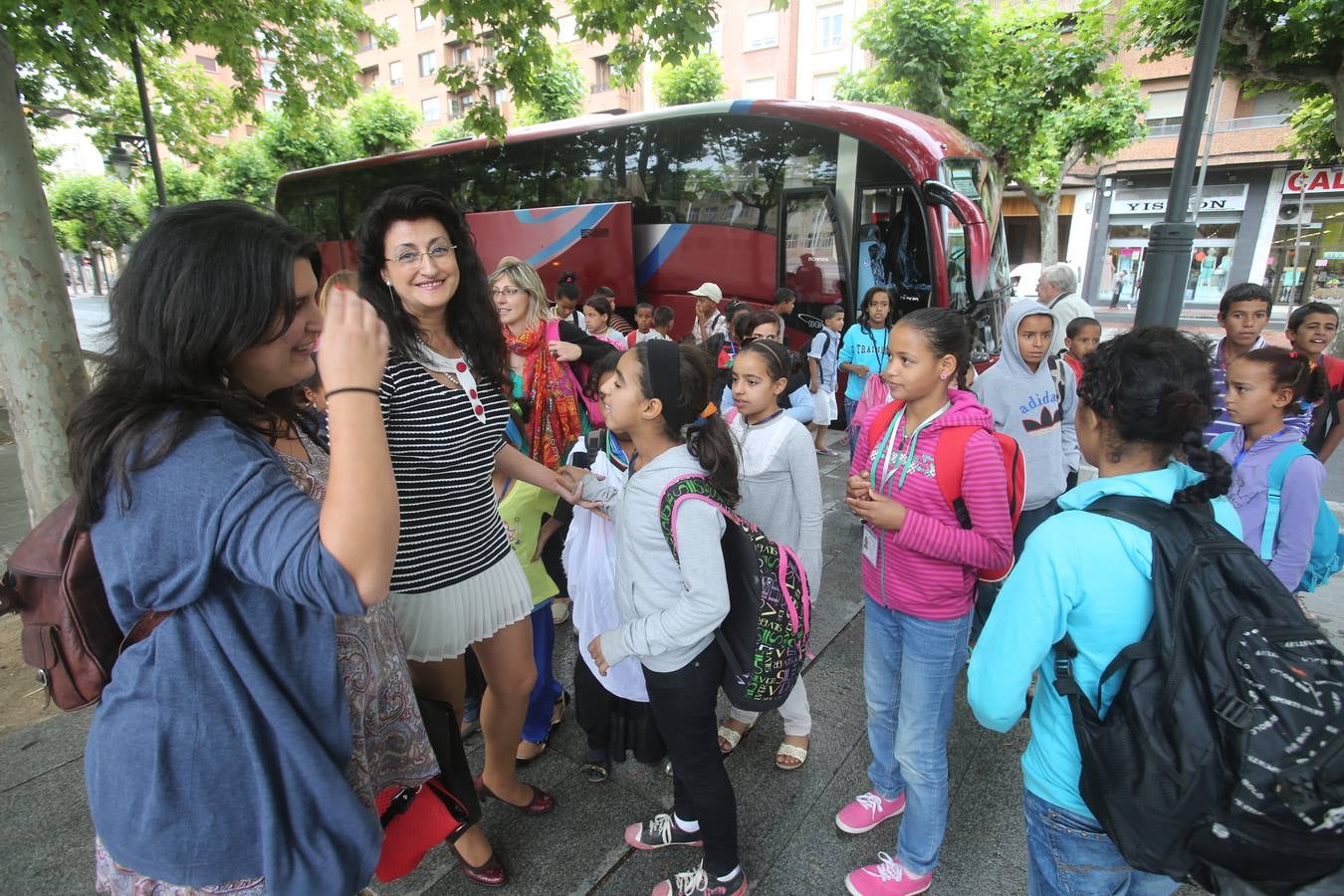 Las familias riojanas se encuentran con los niños saharauis que acogerán este verano