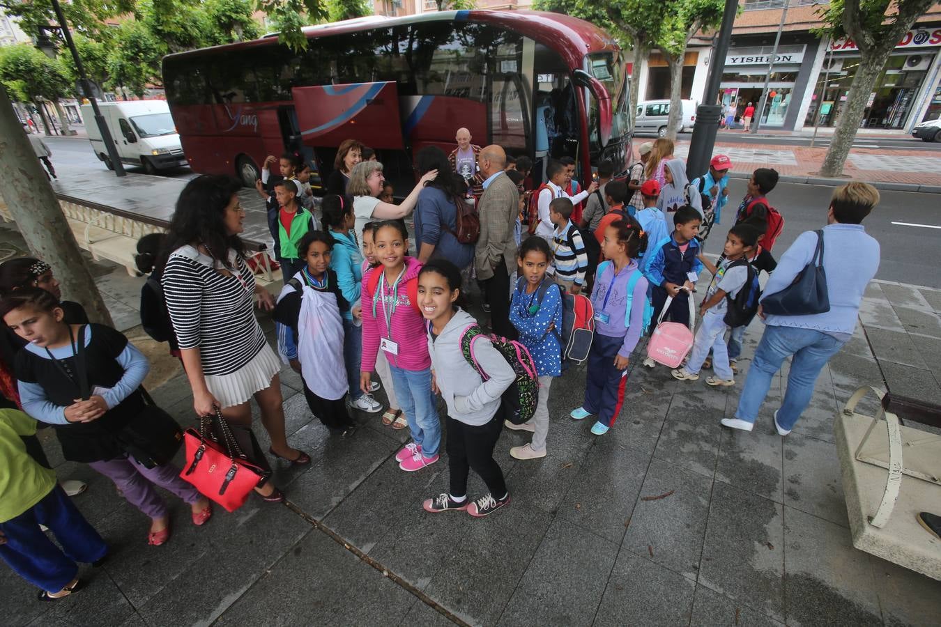 Las familias riojanas se encuentran con los niños saharauis que acogerán este verano