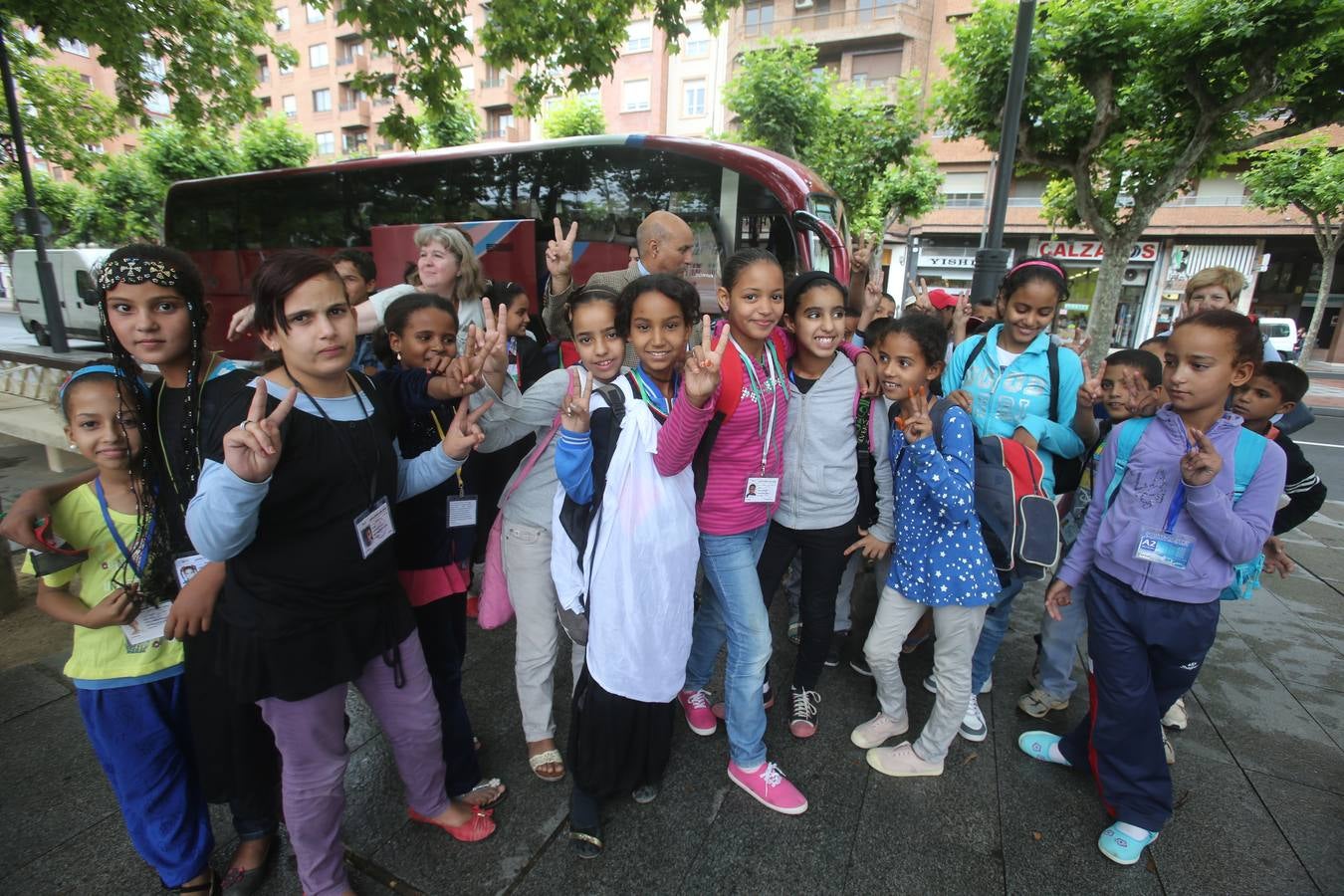 Las familias riojanas se encuentran con los niños saharauis que acogerán este verano