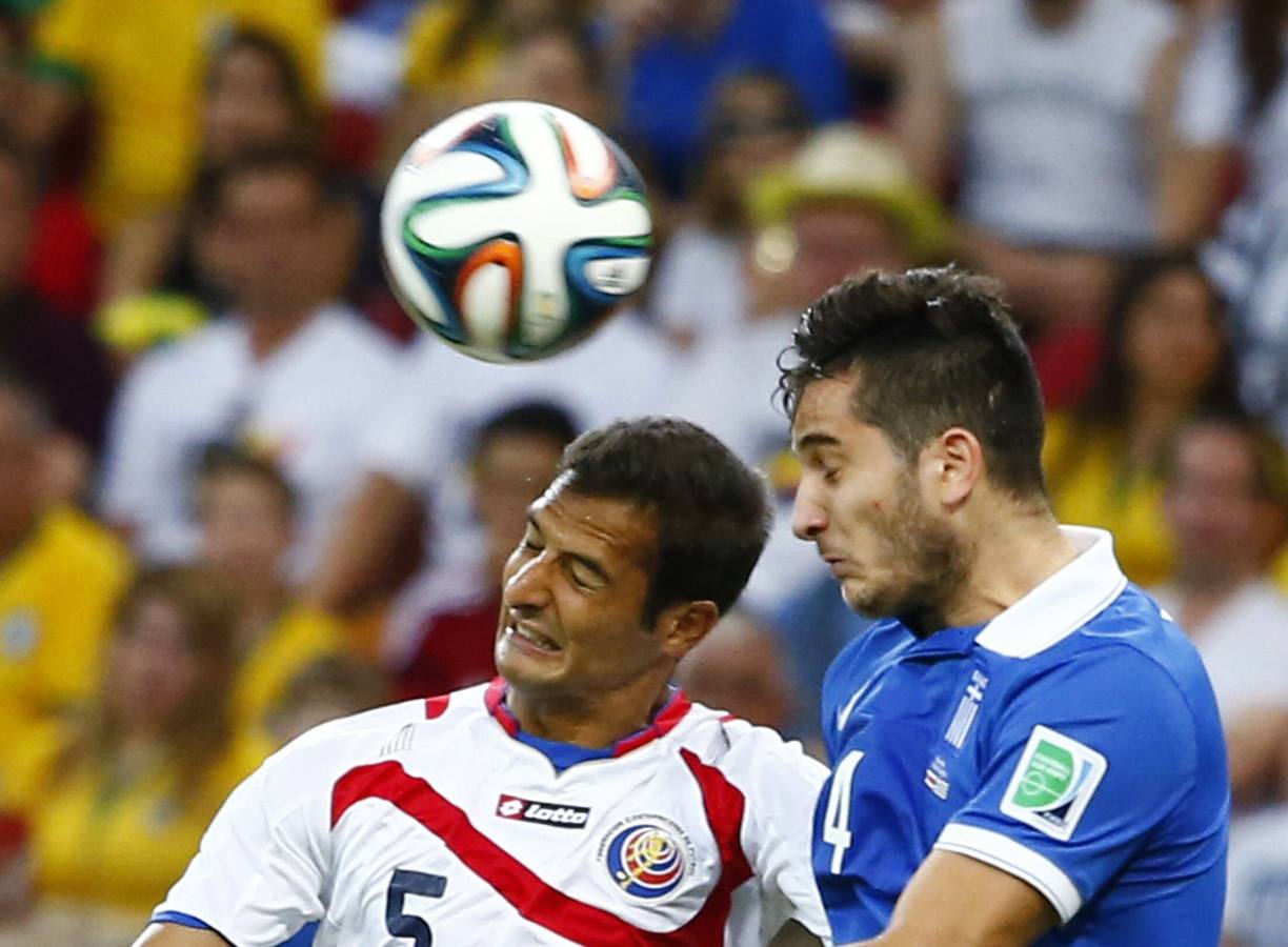 Umaña y Manolas pelean por el balón.