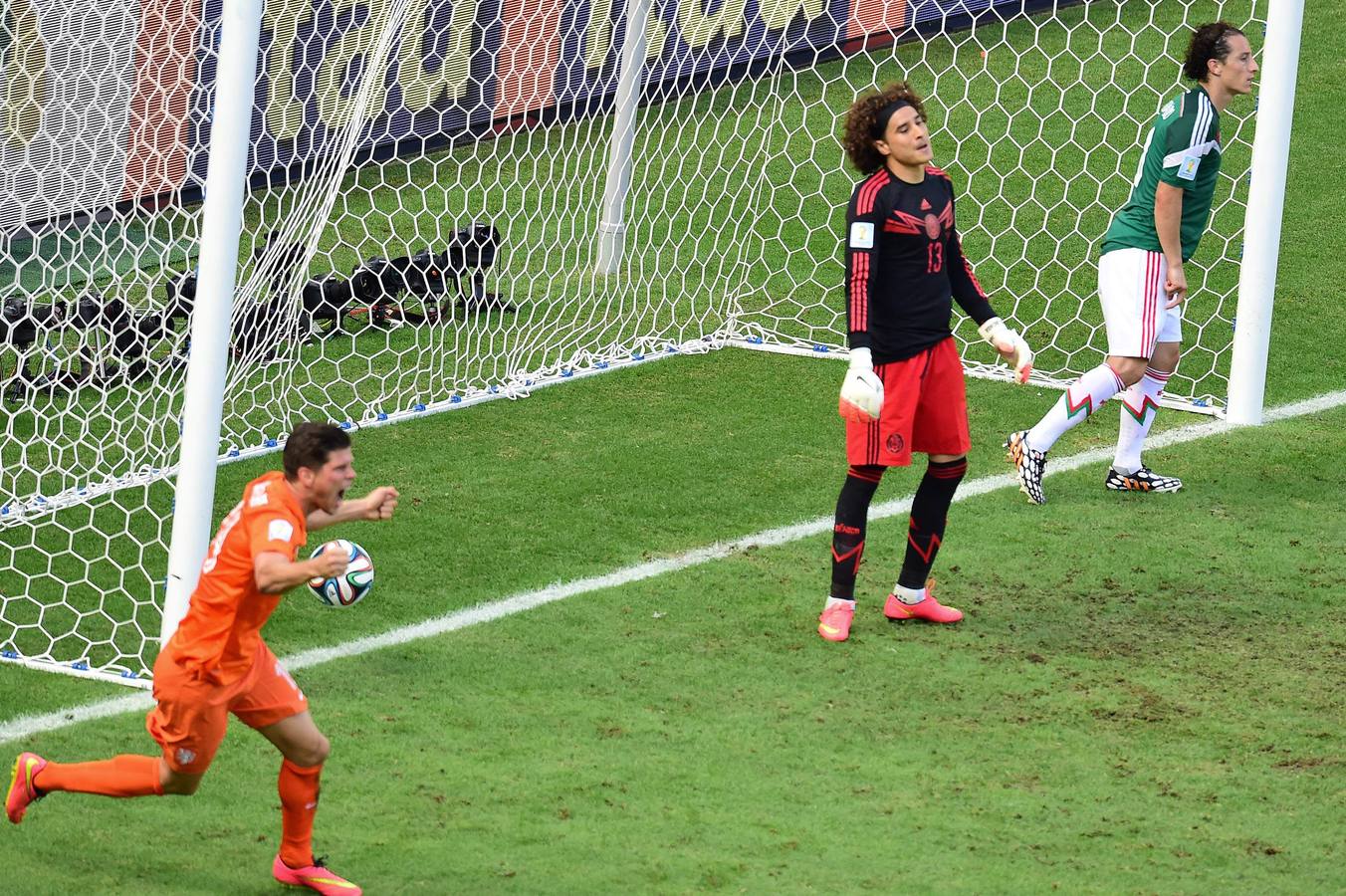 Ochoa se lamenta mientras que Huntelaar celebra el gol de penalti.