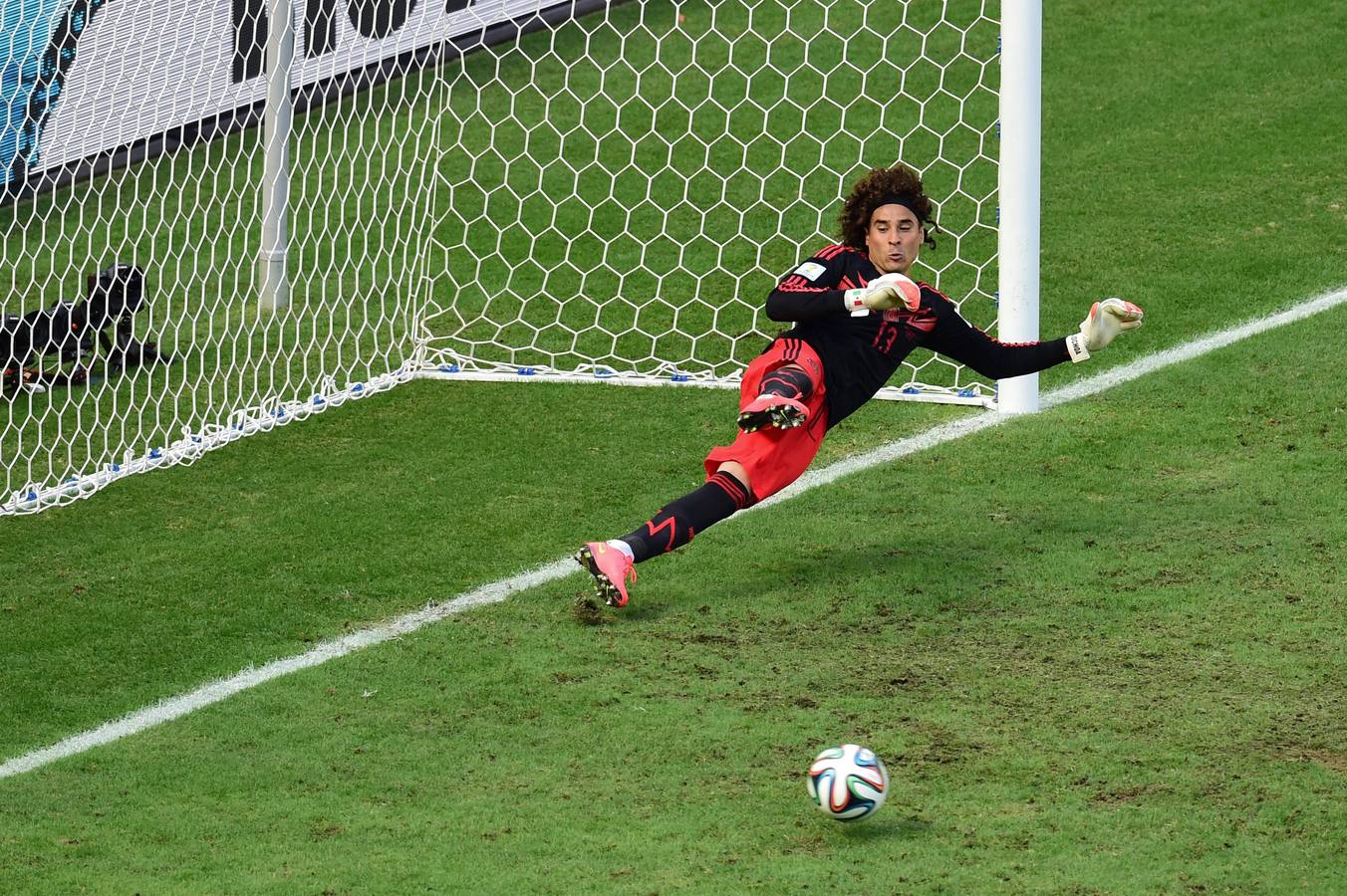 Ochoa ve cómo el balón va al palo contrario en el penalti que dio la victoria a Holanda.