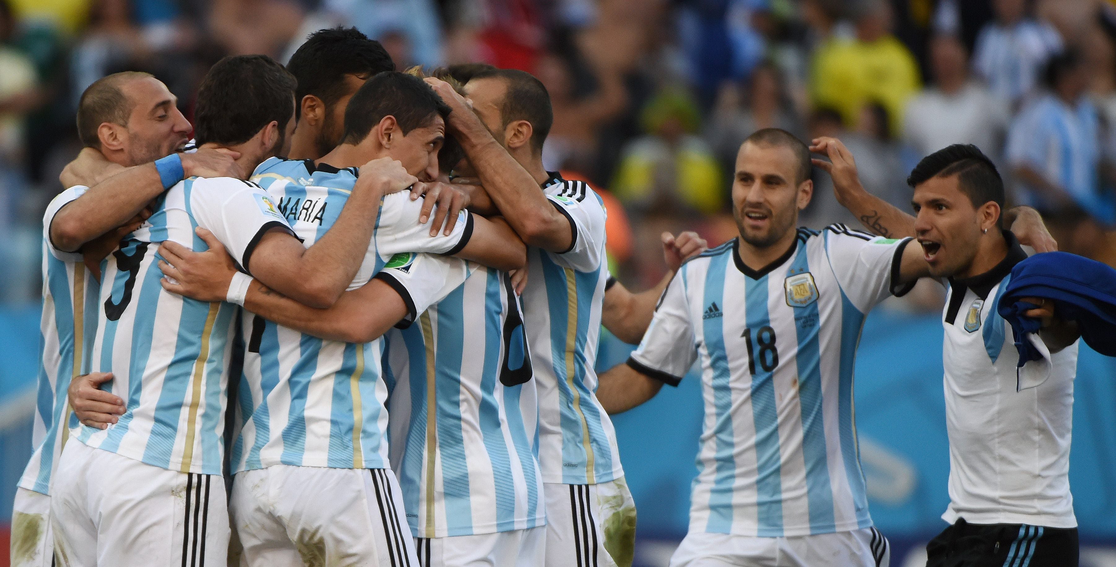 Jugadores argentinos celebran el gol de Di María.