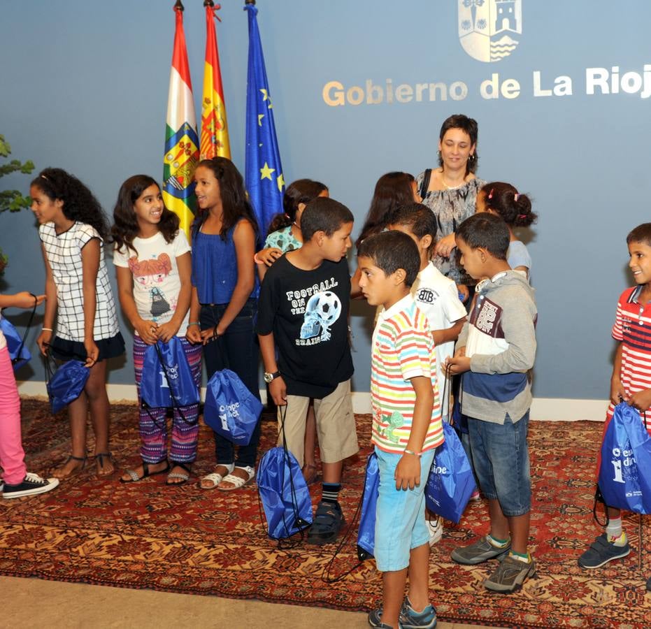 Encuentro entre Sanz y los niños saharauis