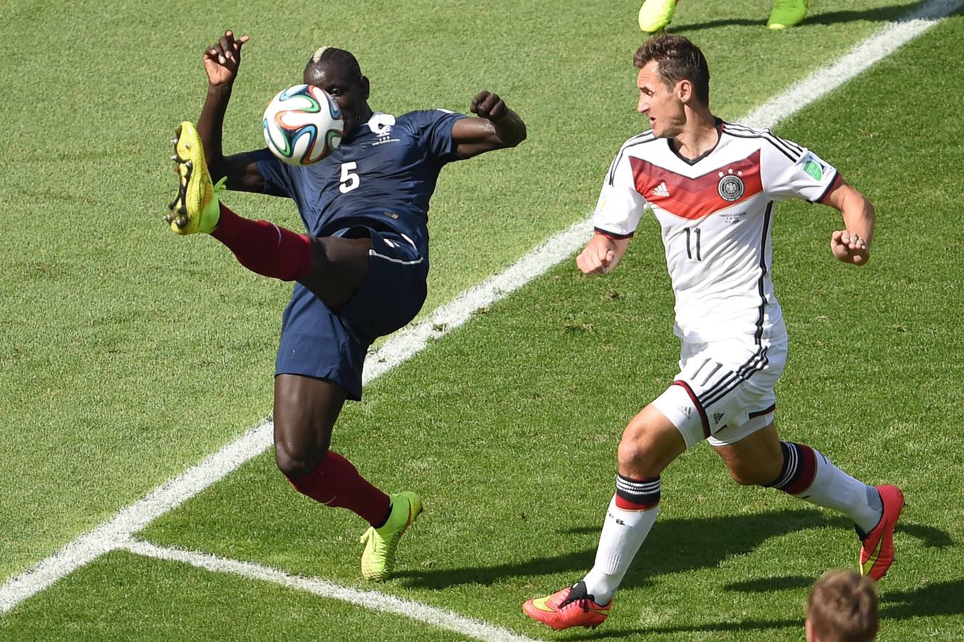 Sakho despeja ante Klose.