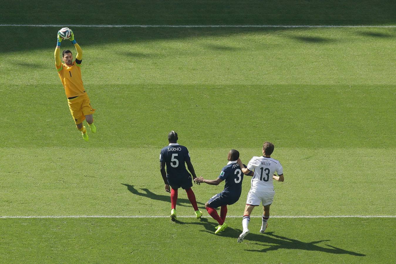 Lloris se hace con el balón.