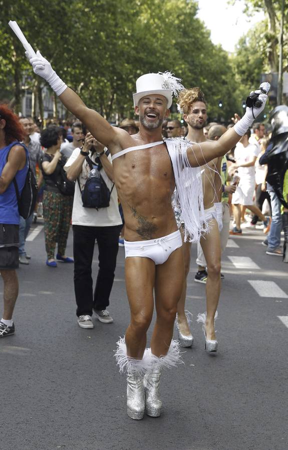 Miles de personas participan en el Desfile del Orgullo Gay.