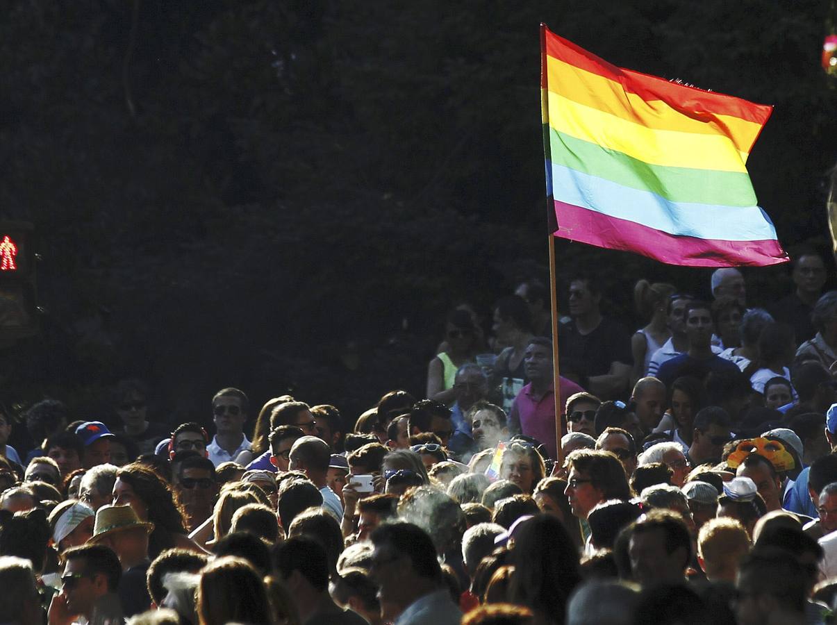 Miles de personas participan en el Desfile del Orgullo Gay.