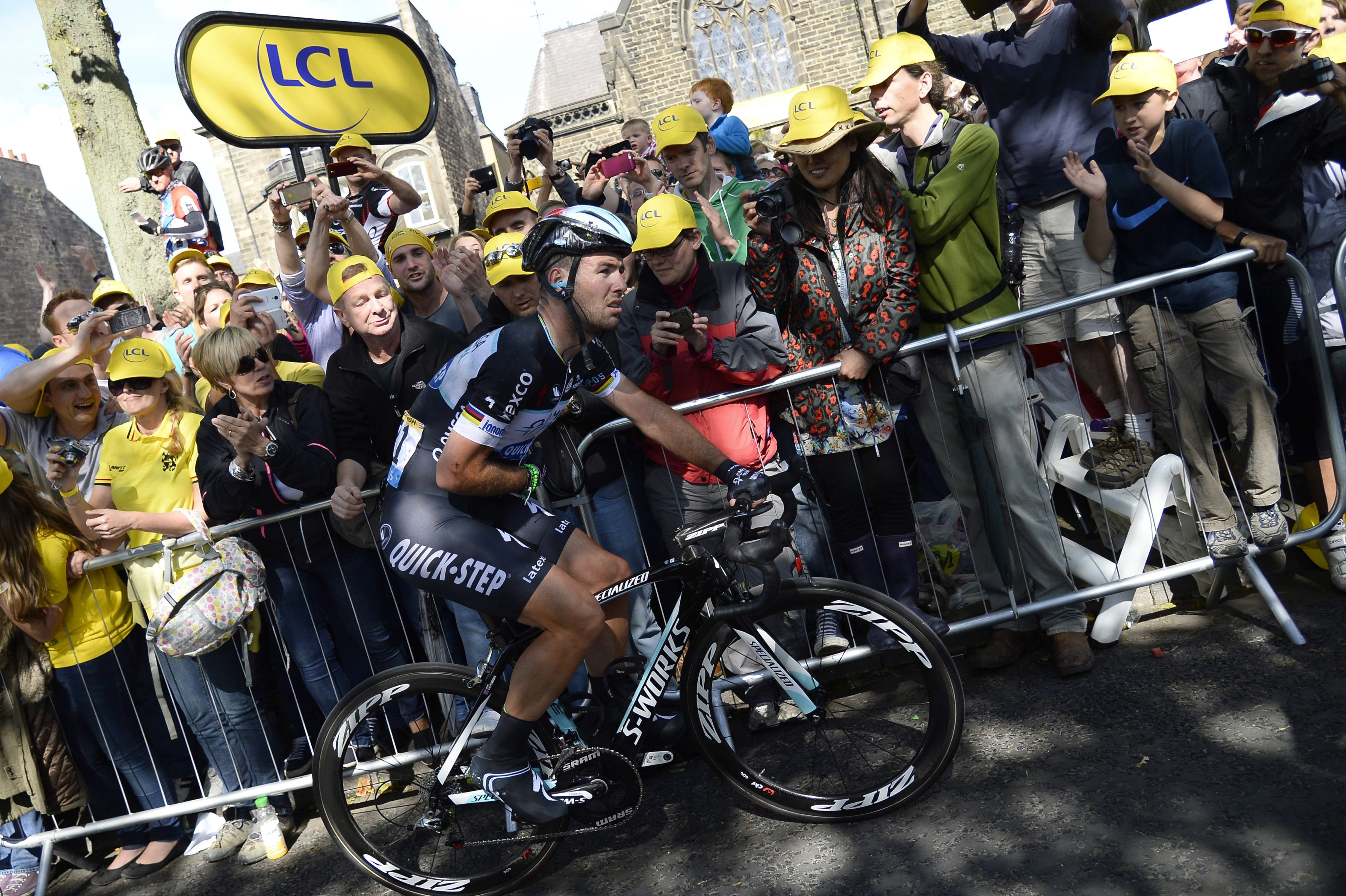 Cavendish entra en meta magullado tras una caída en el sprint.