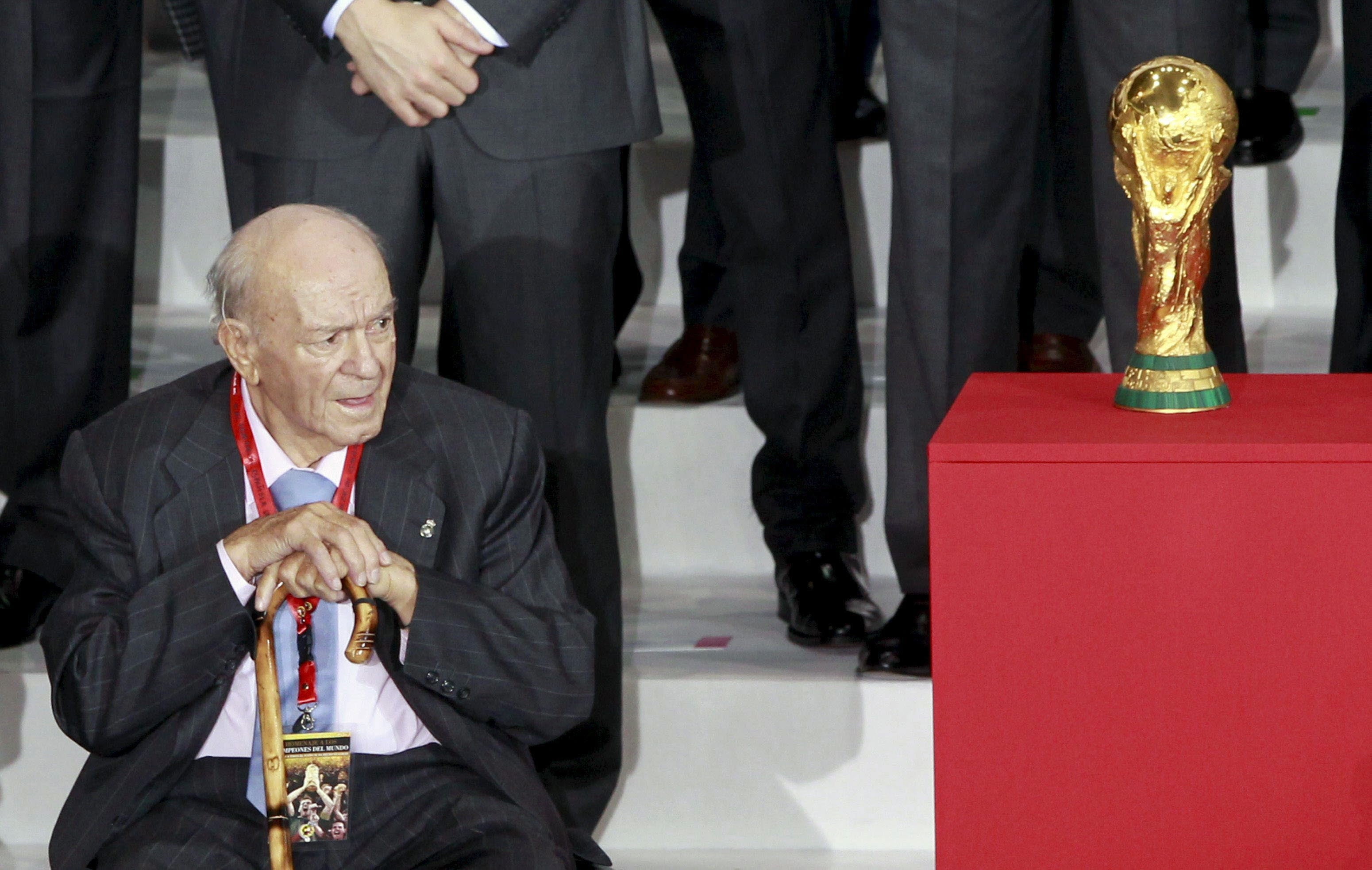 Di Stéfano, junto a la copa del Mundo ganada por la selección española.