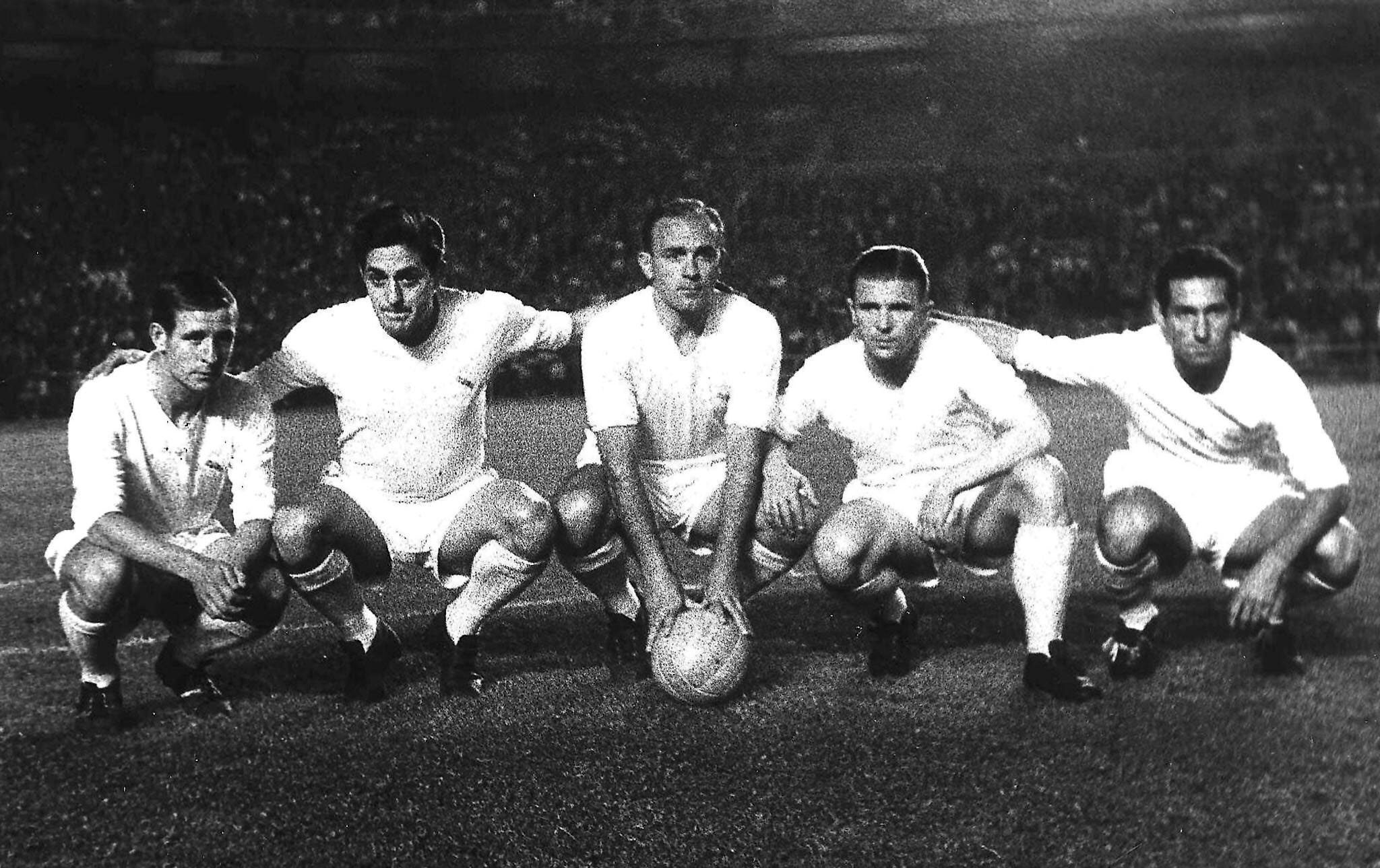 La delantera del Real Madrid posa antes de disputar un partido de Liga en el Bernabeu: Raymond Kopa, Héctor Rial, Di Stéfano, Ferenc Puskas y Paco Gento (de i a d).