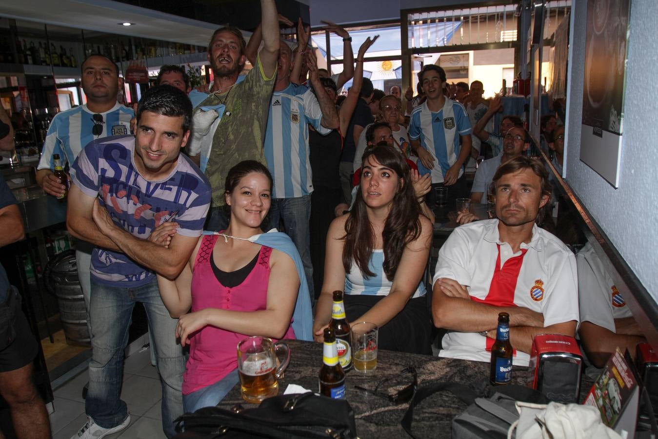 Argentinos en Logroño celebran el pase de su selección a semifinales